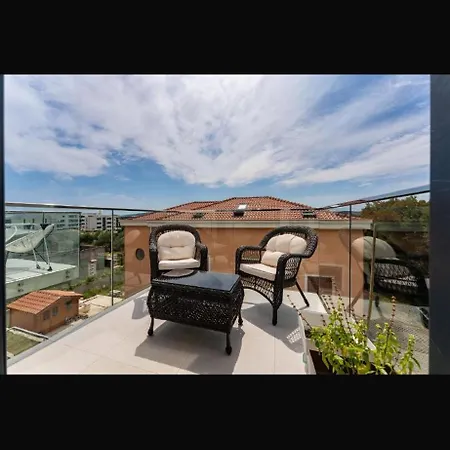 Deluxe With Garage, Apartment