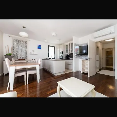 Deluxe With Garage, Apartment