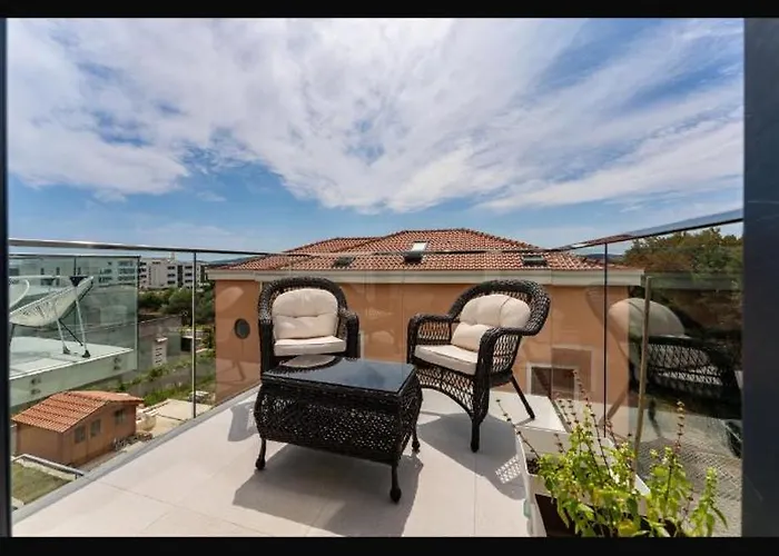 Deluxe With Garage, Apartment