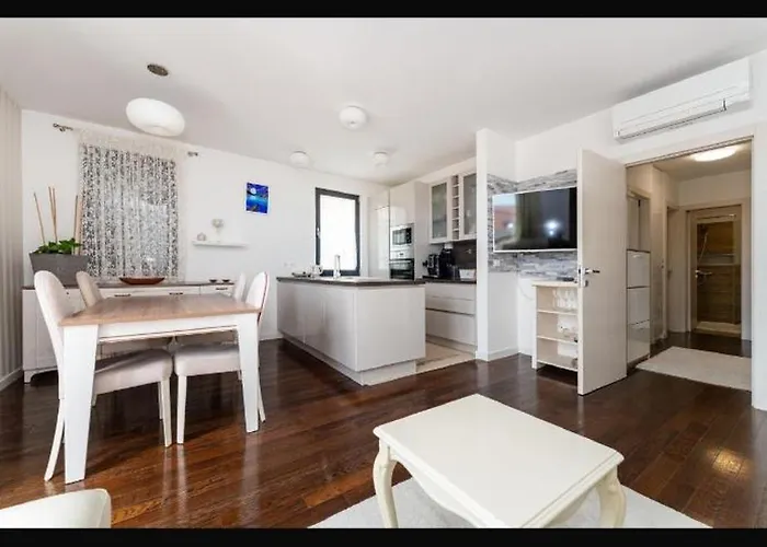 Deluxe With Garage, Apartment
