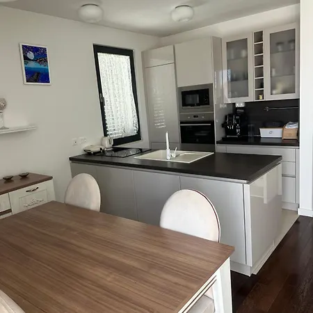 Deluxe With Garage, Apartment *