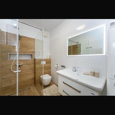 Apartment Deluxe With Garage, *